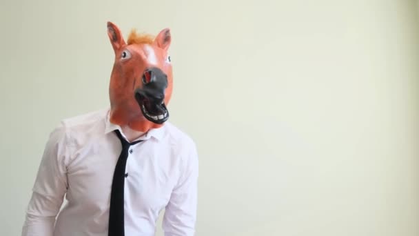 一个穿着白衬衫 头戴白色背景的马面具的奇怪男子露出了一个大拇指 商业马匹 幽默的概念 宴会期间的办公室职员 — 图库视频影像