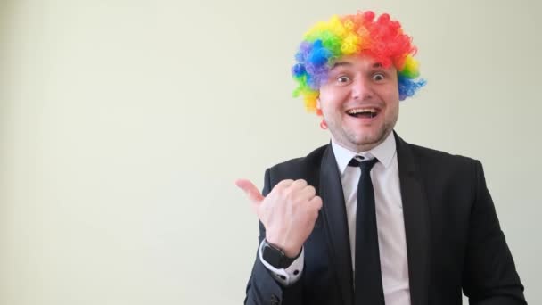 Wesoły Uśmiechnięty Mężczyzna Garniturze Biznesowym Masce Farbowanymi Włosami Pokazującymi Kciuk — Wideo stockowe