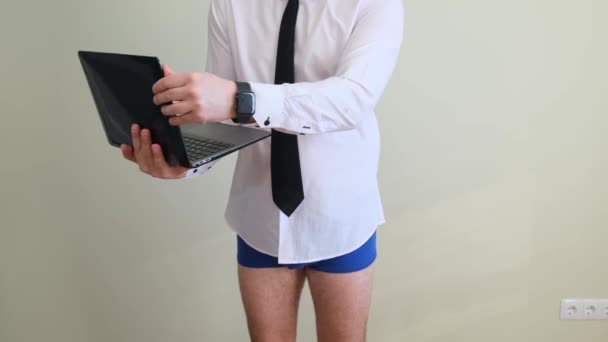 Muž Spodním Prádle Obchodní Košili Drží Notebook Zatímco Stojí Bílém — Stock video