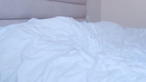 Дуже Втомлений Виснажений Молодий Чоловік Діловому Костюмі Падає Біле Ліжко — стокове відео