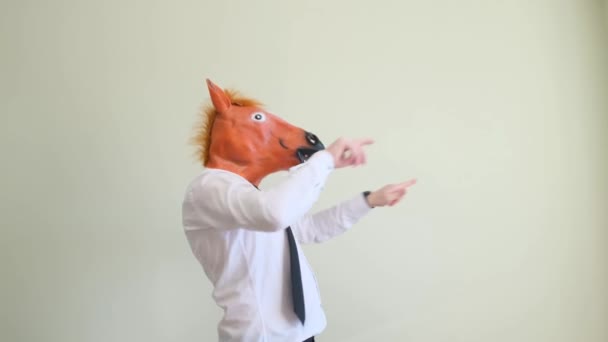 Retrato Homem Estranho Uma Camisa Branca Uma Máscara Cavalo Engraçado — Vídeo de Stock