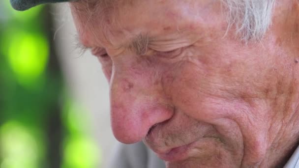 その老人は悲しいことに感動した おじいさんは顔を閉じている 高齢者の生活 — ストック動画