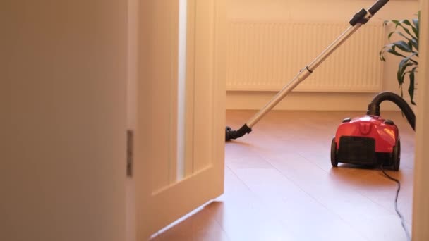 Processo Limpeza Piso Madeira Brilhante Com Aspirador Casa Limpeza Apartamento — Vídeo de Stock