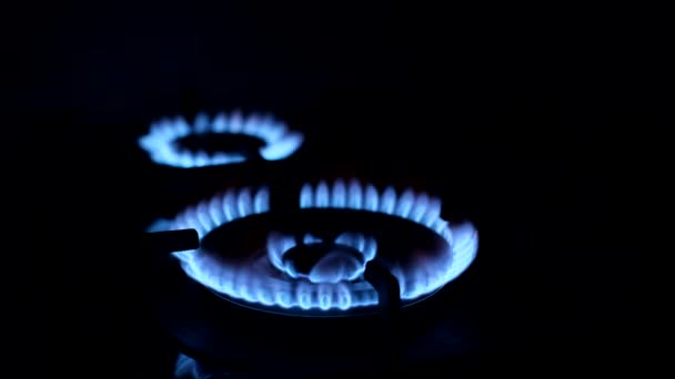 在黑色背景上燃烧气体喷射蓝色火焰的放大图像 节约天然气 合理利用人类需求的概念 — 图库视频影像