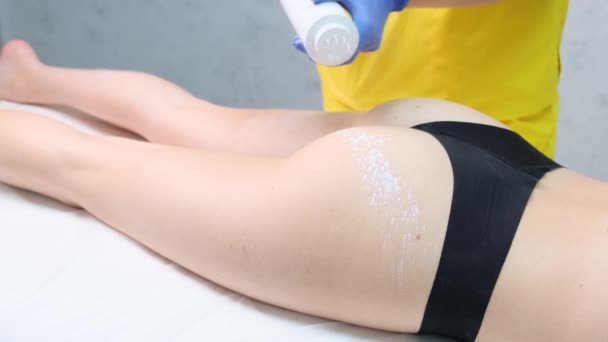 在美容院里的年轻女人准备在臀部处打蜡 切除腿毛 — 图库视频影像
