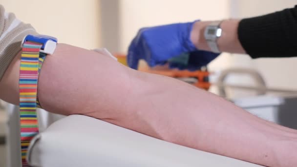 Sjuksköterska Tar Analys Verkligt Blod Från Patientven Laboratorium För Undersökning — Stockvideo