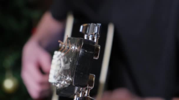 Close Homem Mão Afinando Uma Guitarra Guitarra Acústica Preparação Para — Vídeo de Stock
