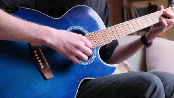Manlig Musiker Spelar Blå Akustisk Gitarr Modern Ung Hipstergitarrist Som — Stockvideo
