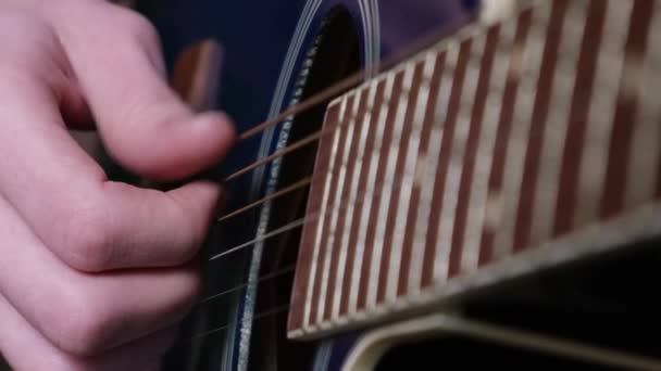 一个长着卷曲红头发的美国男孩正在学习弹吉他 吉他手拉近了距离 教育和业余爱好 — 图库视频影像