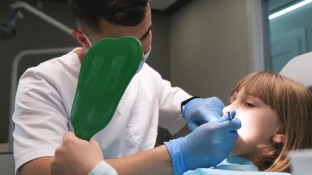 Besök Barnet Till Tandläkaren Undersökning Tänderna Karies Mjölktänder Tandvård Barn — Stockvideo