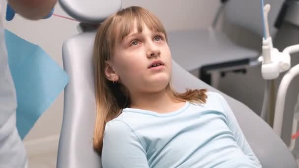 Маленький Пацієнт Лежить Кріслі Слухає Поради Стоматологів Дівчина Консультації Стоматолога — стокове відео