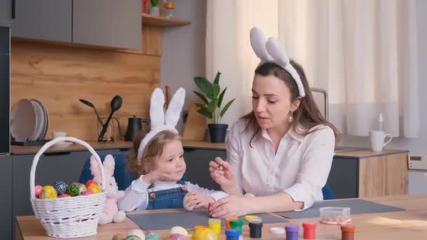 Velikonoční Rodinné Tradice Milující Mladá Matka Učí Malé Dítě Malovat — Stock video