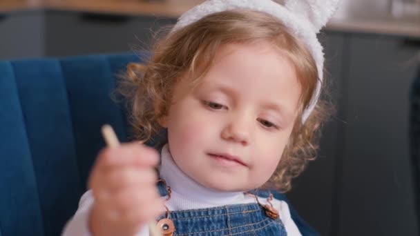 Mutlu Anne Kız Paskalya Yumurtalarını Mutfak Odasına Çiziyor Aile Paskalya — Stok video