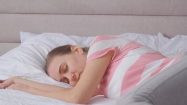Bir kadın gece uykusuzlukla uyanır, etrafındaki sürekli gürültü onu rahatsız eder, depresyondadır. Uykusuzluk problemleri. 4k video