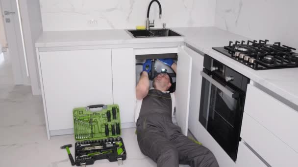 Klempner Repariert Küchenspüle Klempner Zur Befestigung Von Küchenrohren Wasserspülung — Stockvideo