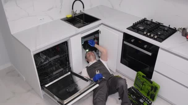 Ein Professioneller Installateur Repariert Gerade Eine Küchenspüle Wasserfluss Rohren Rufen — Stockvideo