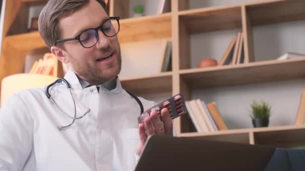 Homme Médecin Parler Recommander Des Pilules Tout Regardant Écran Parler — Video