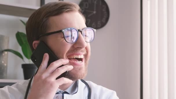 Joven Médico Está Hablando Con Teléfono Inteligente Oficina Médico Feliz — Vídeo de stock