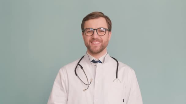 Чоловік Лікар Показує Таблетки Викидає Ізольовані Сірому Фоні Студії Лікування — стокове відео