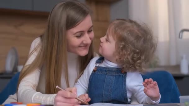 Urocza Dziewczynka Piękną Młodą Matką Rysuje Albumie Kolorowymi Ołówkami Cute — Wideo stockowe