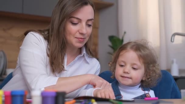 Fiatal Anya Otthon Játszik Gyerekével Boldog Anya Gyermek Ülnek Asztalnál — Stock videók