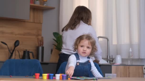Mutter Spült Geschirr Der Küche Und Tochter Spielt Tisch Harmonie — Stockvideo