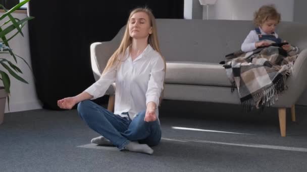 Ibu Muda Melakukan Yoga Duduk Posisi Teratai Rumah Tengah Ruang — Stok Video