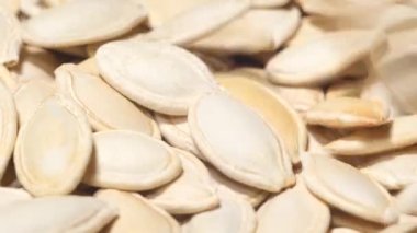 Beyaz kabak çekirdekleri. Deride bir sürü kabak çekirdeği var. Makro fotoğrafçılık.