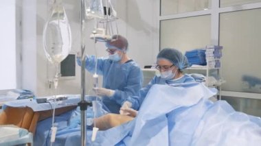 Venöz damar ameliyatının cerrahi kliniği için ameliyathanede bulunan bir phlebologist varisli damarlar için bacakları ameliyat eder. Modern yenilikçi ameliyat tekniği