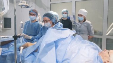 Bir tıp fakültesinde bir doktor ve tıp öğrencisi eğitim operasyonu gerçekleştirir. Cerrah olmak için eğitim.