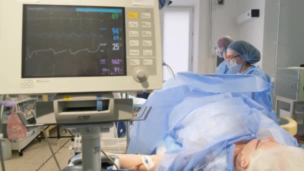 Médecin Opère Une Femme Âgée Effectue Une Opération Chirurgicale Sur — Video