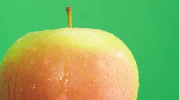Прекрасне Відео Свіжого Яблука Якому Падають Краплі Води Червоне Жовте — стокове відео