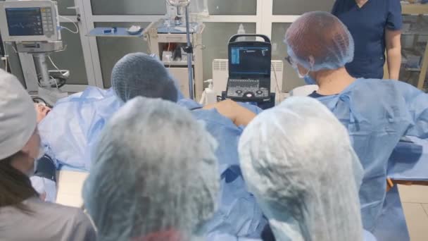 Studenti Lékařské Univerzity Navštívili Chirurgickou Operaci Pozorovali Praktikovali Práce Chirurga — Stock video
