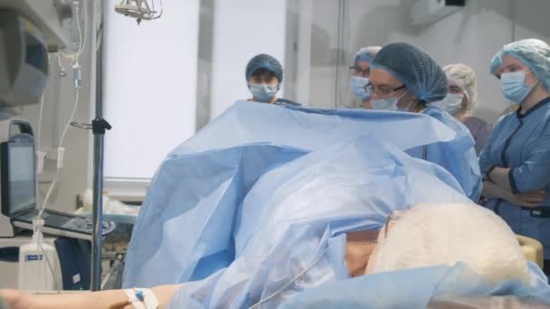 Studenten Der Medizinischen Universität Besuchten Eine Chirurgische Operation Beobachteten Und — Stockvideo
