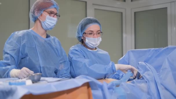 一位静脉曲张学家用现代的 创新的技术对静脉曲张的腿进行了超声检查 现代外科诊所 — 图库视频影像