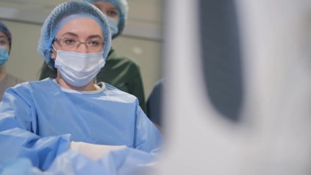 종양학자는 현대적 혁신적 기술을 사용하여 정맥류 정맥을 다리의 초음파를 합니다 — 비디오