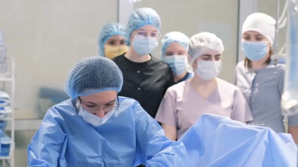Studenten Van Medische Universiteit Bezochten Een Operatie Observatie Praktijk Het — Stockvideo