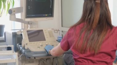 Doktor hastalara ses dalgaları göndermek için ultrason sensörü kullanıyor. Doktor ultrason sonuçlarına göre hasar veya hastalık belirtilerini değerlendirecek.