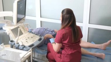 Kadın bir doktor venöz damar cerrahi kliniği için ameliyathanede. Yaşlılarda varisli damarlar. 4k video