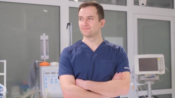青い特別な服を着て 肯定的な男 審美的な医療クリニックの医師のクローズアップ肖像画 高品質4Kビデオ — ストック動画