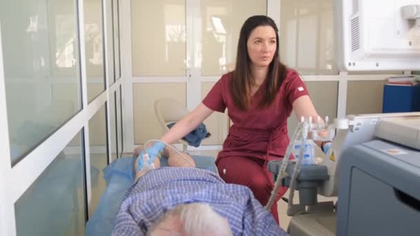 一位女医生在一家现代诊所对病人的腿进行超声波检查 老年人静脉曲张 — 图库视频影像