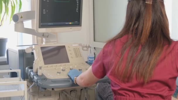 Orvos Ultrahangos Érzékelőt Használ Hogy Hanghullámokat Küldjön Beteg Lábának Orvos — Stock videók