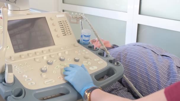Ein Arzt Führt Einer Klinik Eine Ultraschalluntersuchung Der Beingelenke Eines — Stockvideo