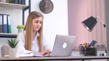 Avrupa 'nın güzel odaklı kadın yönetici iş kadını masada oturuyor ve dizüstü bilgisayarla çalışıyor. Modern ofis şirketi.