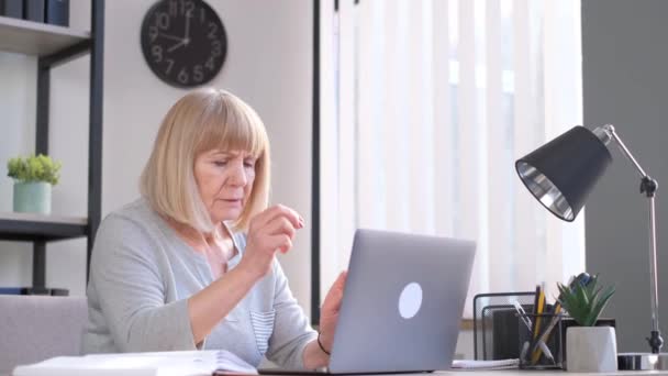 Пожилая Женщина Заканчивает Свой Рабочий День Офисе Глаза Болят Работы — стоковое видео