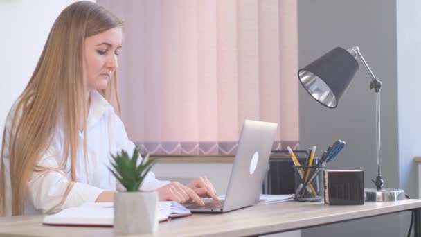 Mulher Negócios Bonita Sentada Sua Mesa Frente Computador Ela Está — Vídeo de Stock