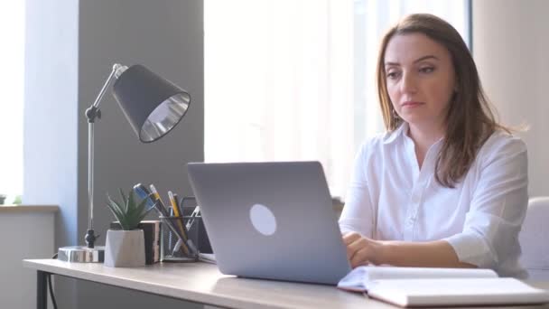 Mujer Gerente Oficina Trabajando Oficina Mujer Trabajo Oficina Sentada Portátil — Vídeos de Stock