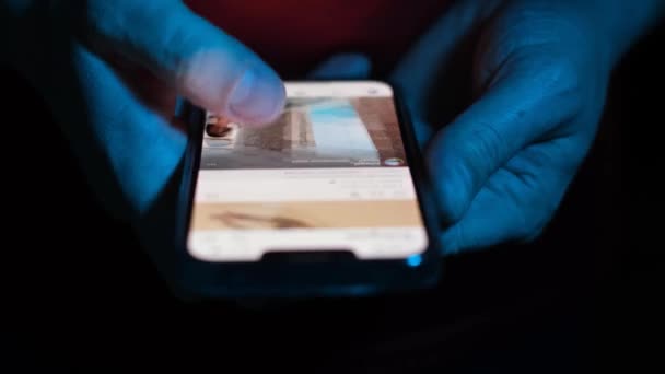 Tangan Seorang Pria Menggerakkan Jarinya Dengan Cepat Layar Smartphone Mencari — Stok Video
