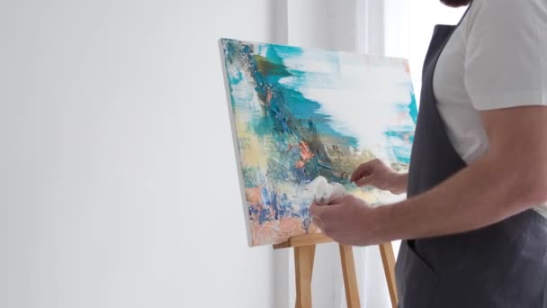 Een Jonge Kunstenaar Aan Het Werk Hij Werkt Met Inspiratie — Stockvideo
