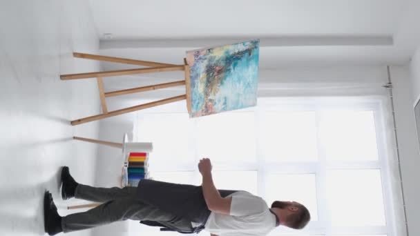 Artiste Masculin Talentueux Aide Pinceau Crée Chef Œuvre Moderne Peinture — Video